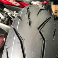 Cận cảnh thiết kế của lốp Pirelli 150/60-17 Diablo Rosso Sport