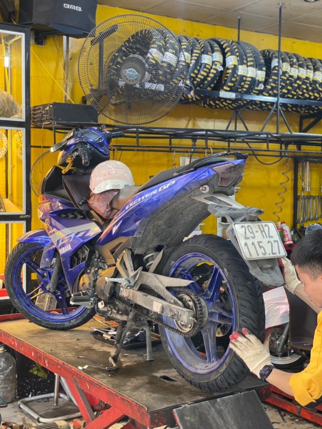 Kỹ thuật viên của Lốp Xịn đang thay lốp Michelin cho xe Exciter 150