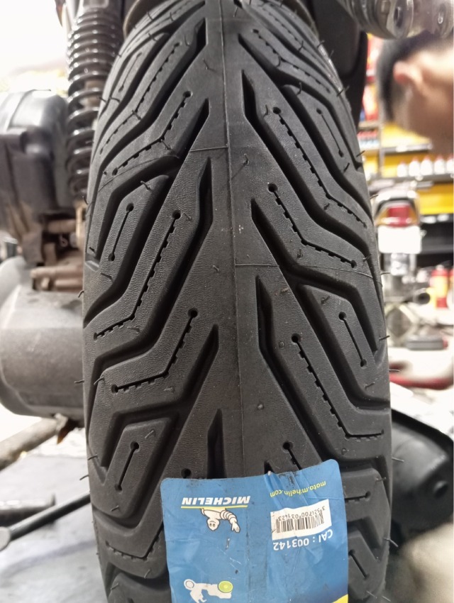 Gai lốp hình răng cá mập độc đáo của lốp Michelin City Grip 2