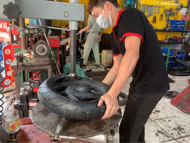 Thợ kỹ thuật tại Lốp Xịn đang thực hiện thay lốp Michelin bằng máy ra vào lốp