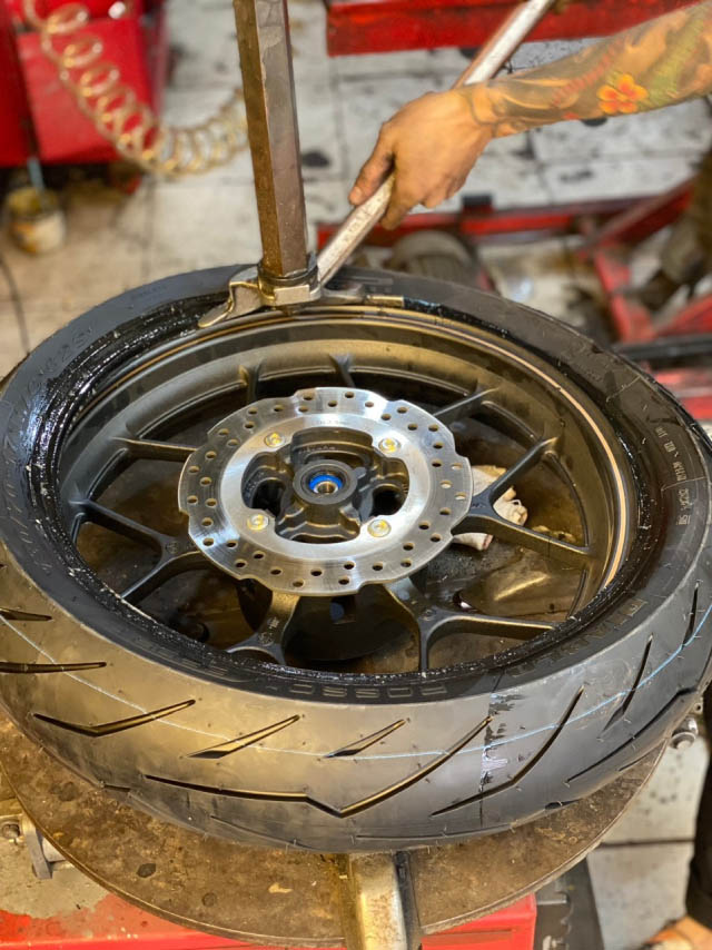 Thợ kỹ thuật tại Lốp Xịn đang thực hiện thay lốp Pirelli cho xe